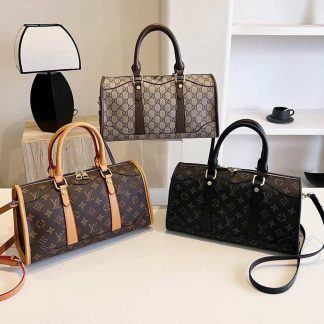 Fashionable duffel bags for travel and weekend